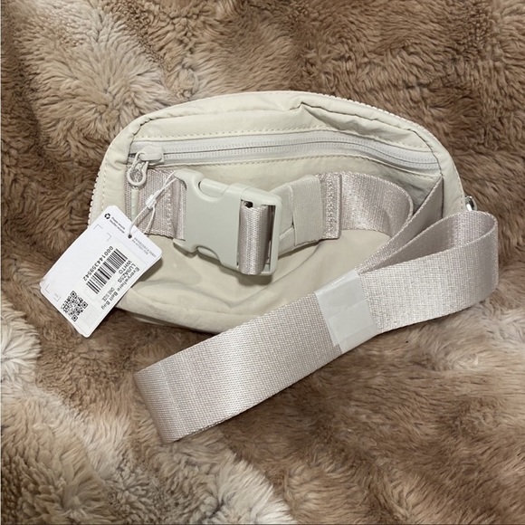 LULULEMON ✨ NwT ✨ White Opal Everywhere Belt Bag​​​​​​ - Picture 4 of 7